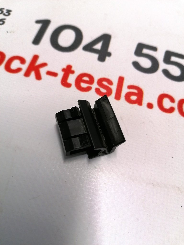 1 Klips do mocowania przedniego bagażnika (koryta) do błotnika Tesli Model 3 1472872-00-B